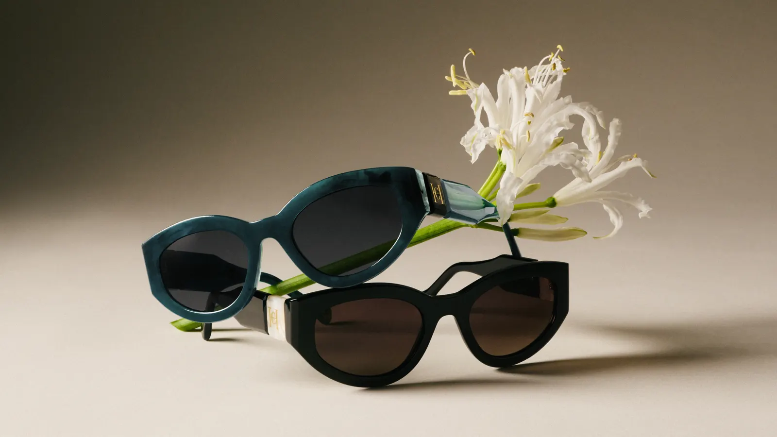 Gafas graduadas Carolina Herrera forma redondeada con detalle pearl