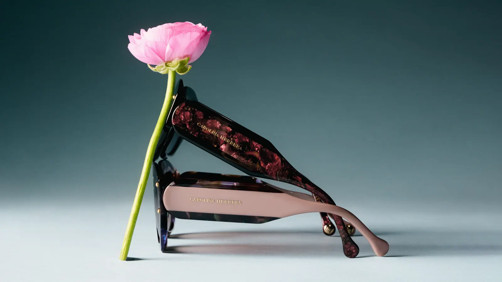 Detalle de gafas de sol Carolina Herrera con varilla decorada