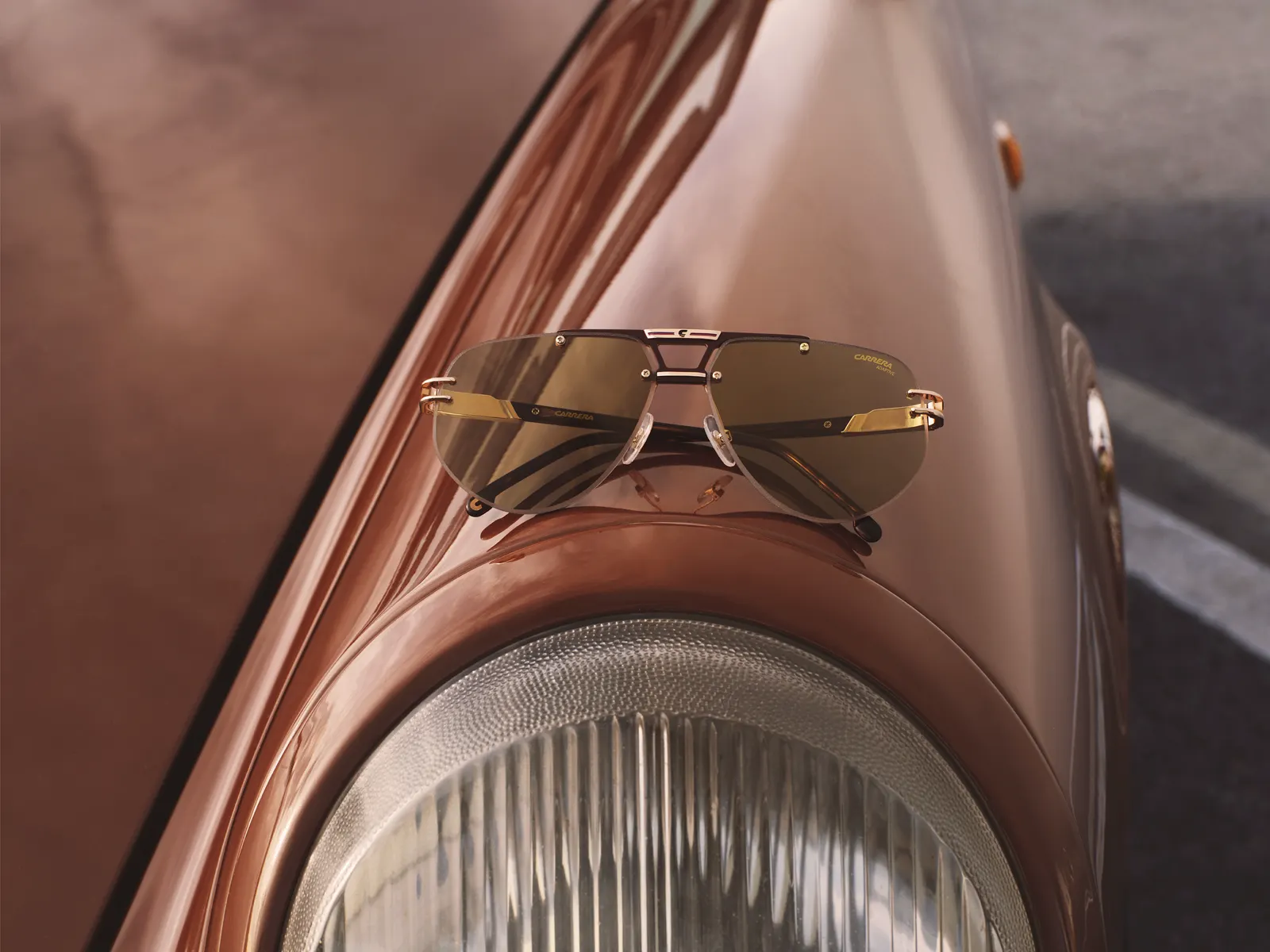 Gafas Carrera shield blancas sobre fondo rojo dramático