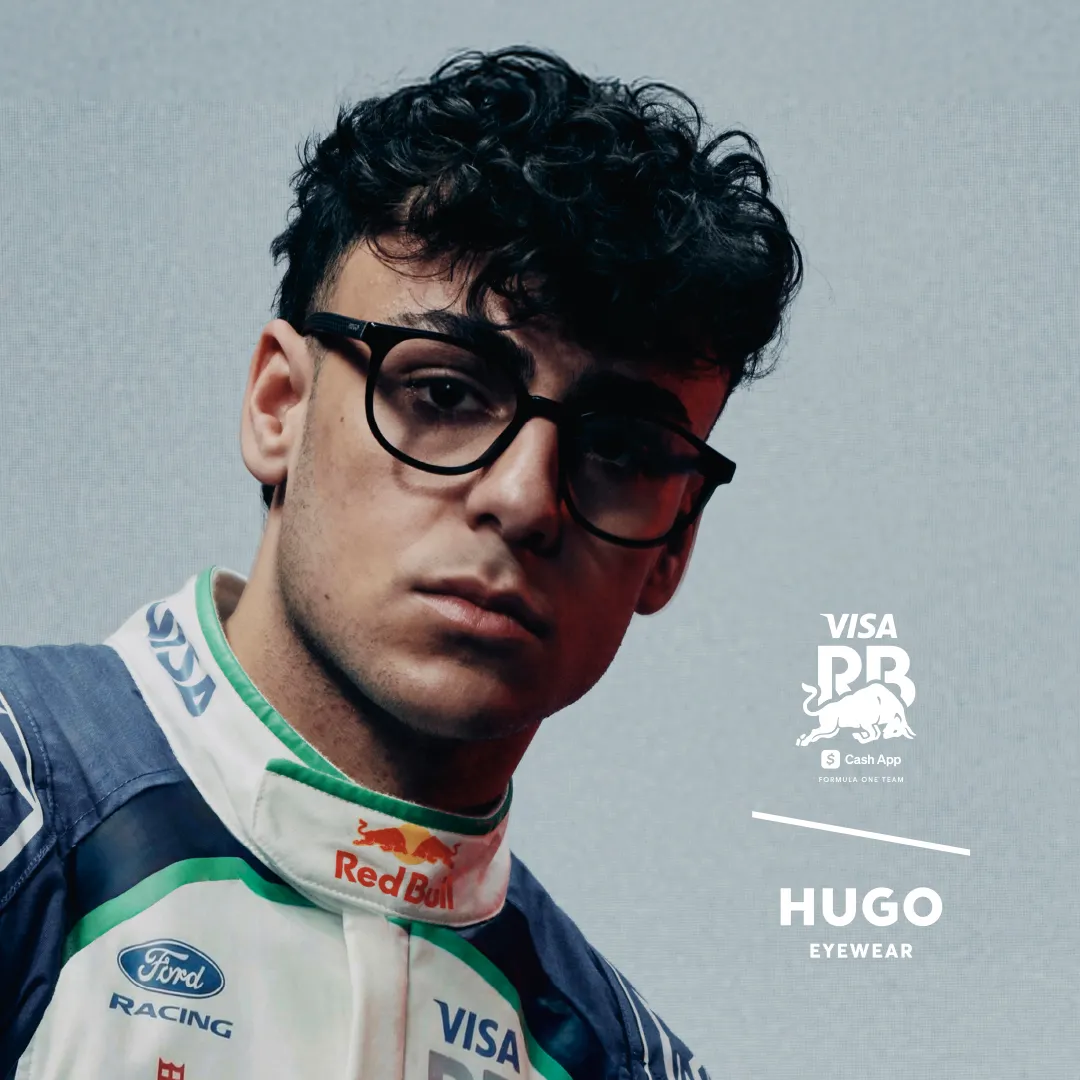 Piloto del equipo Visa Cash App Racing Bulls con Hugo HG 1395-1