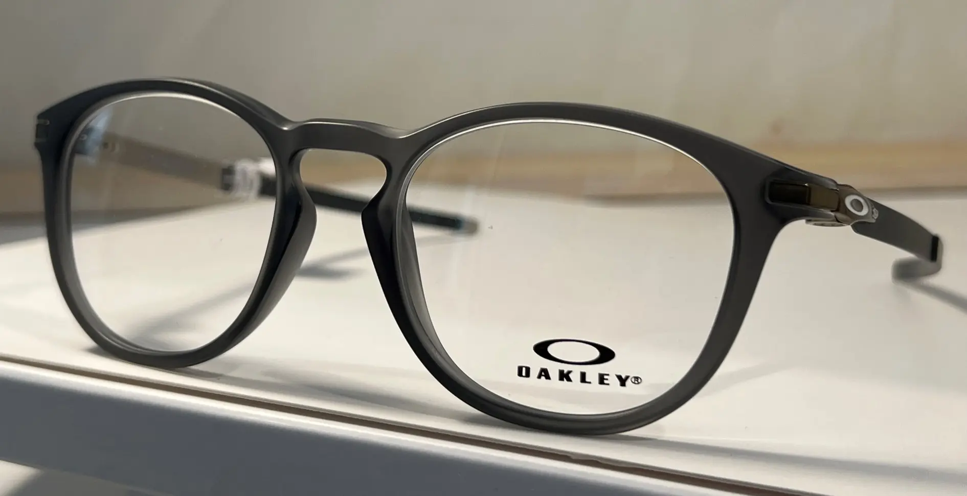 Lunettes Oakley modèle 106 chez Optique Anaka