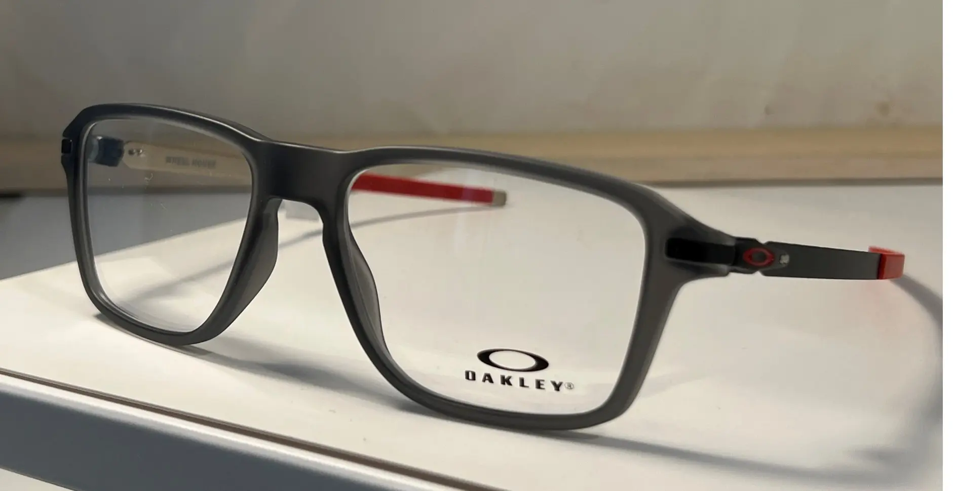 Lunettes Oakley modèle 111 chez Optique Anaka