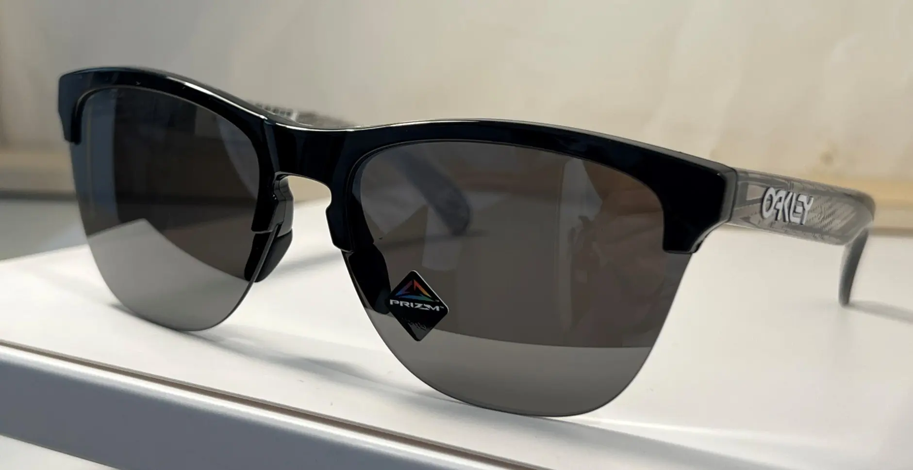 Lunettes Oakley modèle 129 chez Optique Anaka