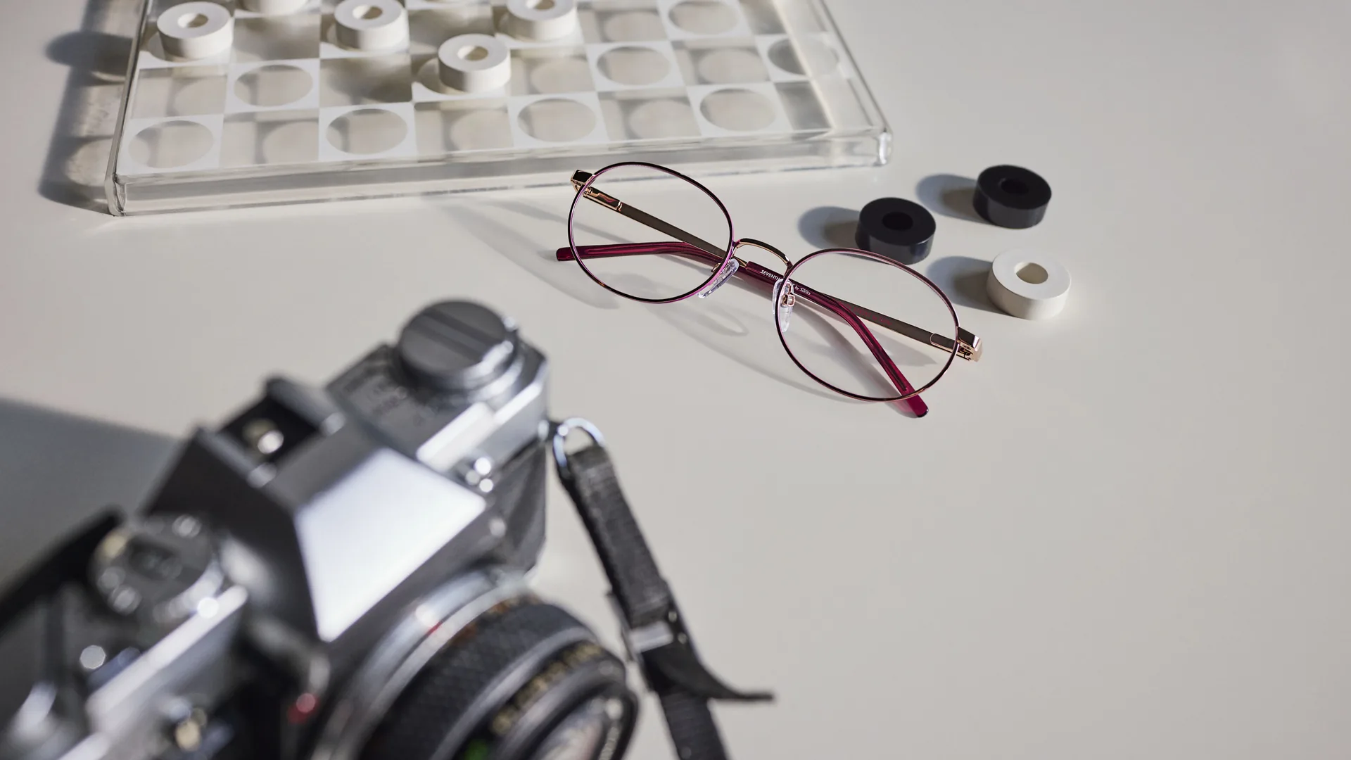 Gafas de sol Safilo SL S-354 sobre composición artística con pinceles y pinturas