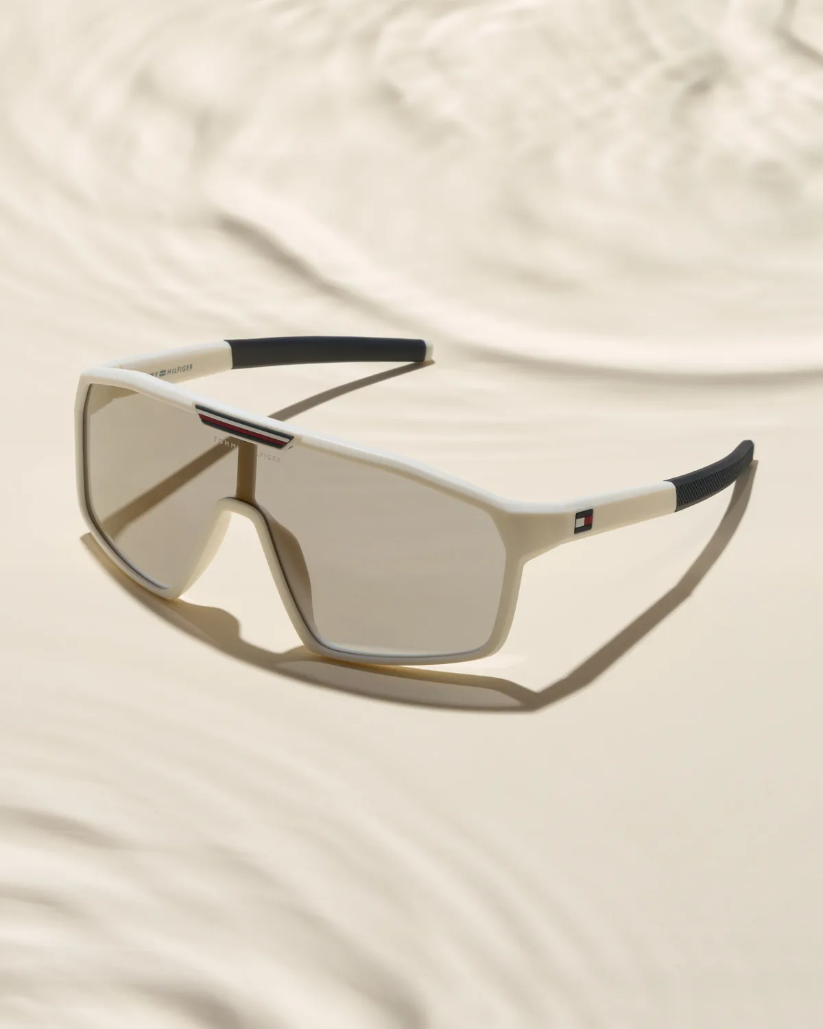 Gafas Tommy Hilfiger TH 1163 — versión 1, sport shield sobre fondo neutro