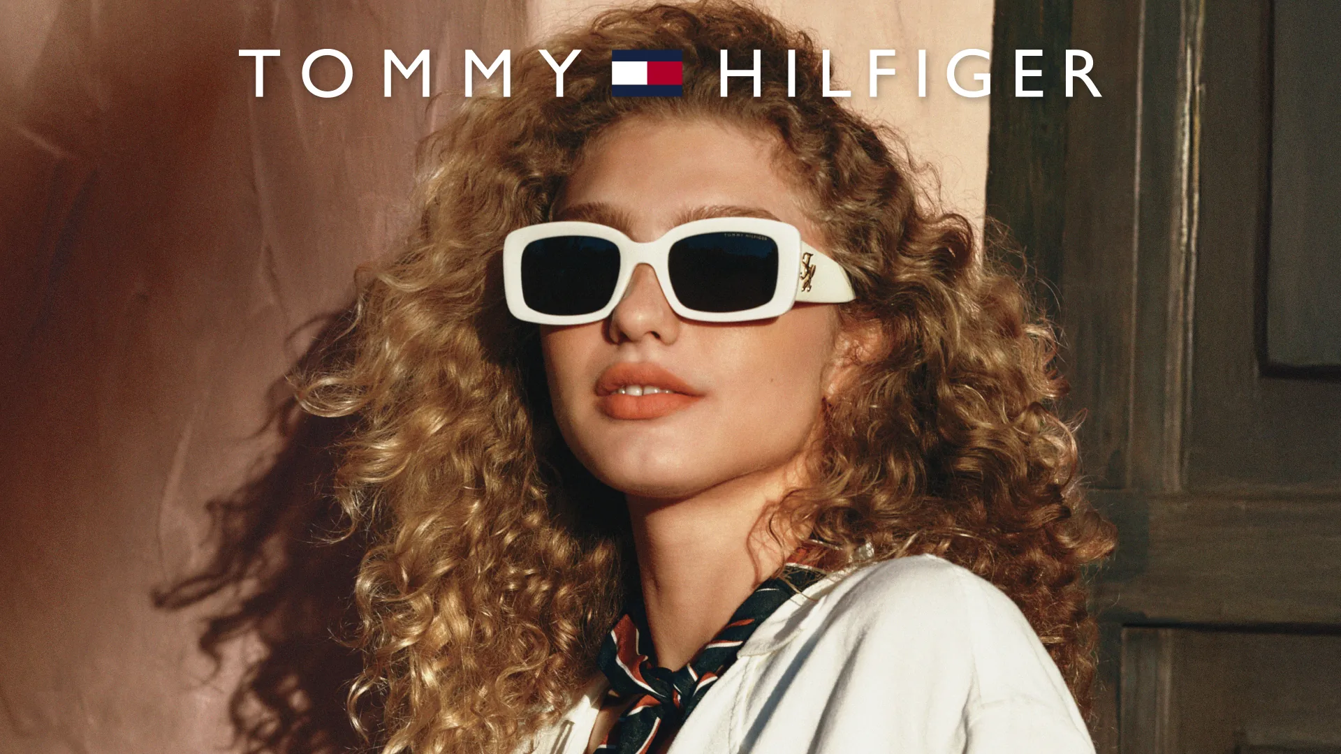 Campaña Tommy Hilfiger TH 2343S — lifestyle mediterráneo