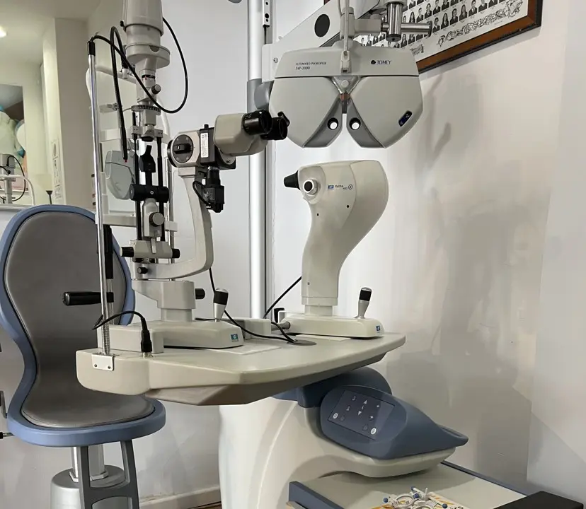 Medición ocular con equipo profesional en Óptica Anaka