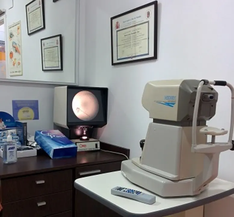 Optómetra realizando medición ocular en Irún