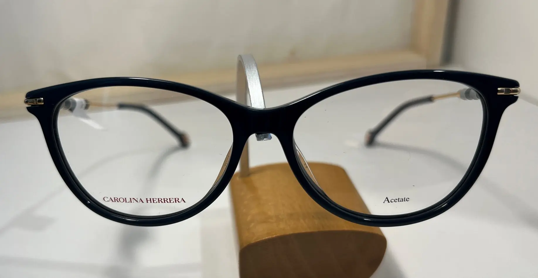 Nuestra colección gafas: CAROLINA HERRERA. – AnakaOptica